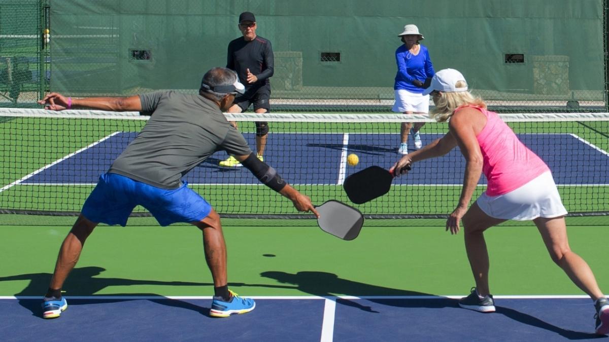 Hướng dẫn chiến thuật Pickleball cho đội 2 người bằng c&aacute;ch đ&aacute;nh v&agrave;o khoảng trống